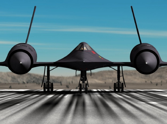 SR-71 được chế tạo bằng Titan, một kim loại rất khó gia công, đắt và hiếm. Ngay cả Mỹ khi đó cũng không đủ công nghệ để gia công thứ kim loại này mà chỉ có Liên Xô có thể làm được. Và phần lớn titanium để chế tạo những chiếc SR-71 được nhập khẩu từ chính Liên Xô.