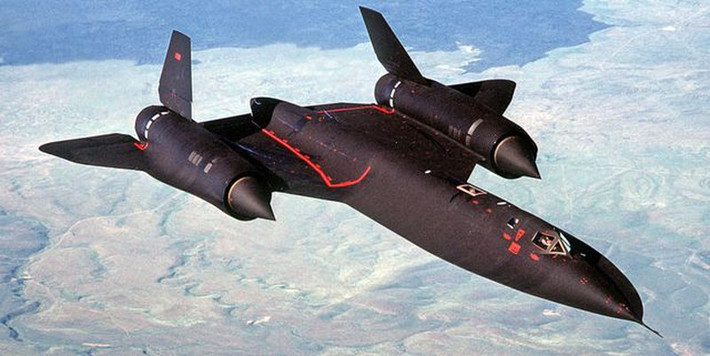 SR-71 được trang bị 2 động cơ Pratt & Whitney J58-1 turbo phản lực có đốt sau liên tục. Tạo tiền đề cho việc nó nắm giữ kỷ lục về tốc độ khi vận tốc tối đa của Blackbird có thể đạt đến hơn 3.530km/h (tương đương Mach 3,2+).