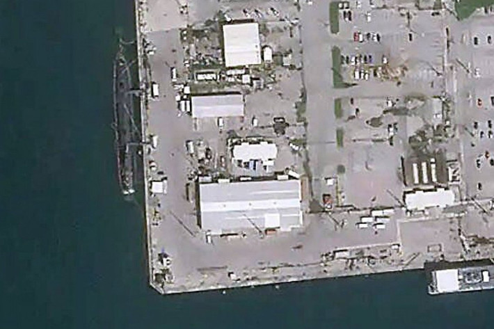 Và trong khi đó, tại nơi neo đậu của USS Connecticut, cảng Guam thì không có cơ sở hạ tầng phù hợp cũng như nhân lực để sửa chữa tàu ngầm hạt nhân này.