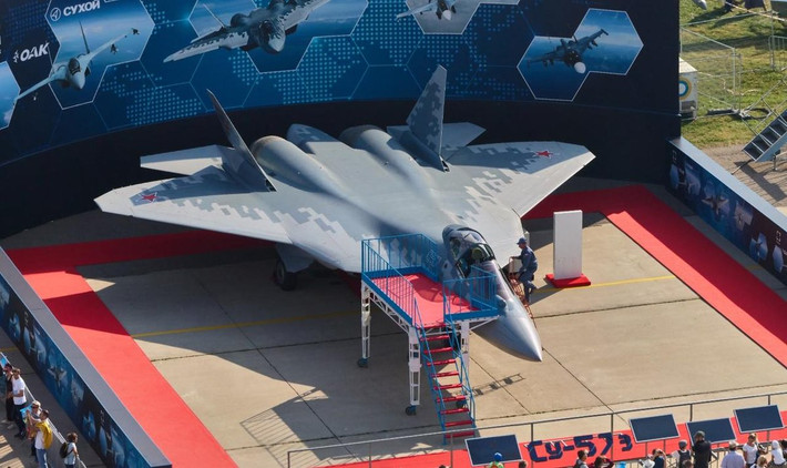 Các tiêm kích Su-57 này được thiết kế với chiều dài thân là 19.8m, độ rộng sải cánh là 14m và độ cao đạt 6.05m. Tải trọng cất cánh tối đa của nó đạt đến trên 37 tấn, với tới 14-16 tấn là tải trọng vũ khí nó mang theo.