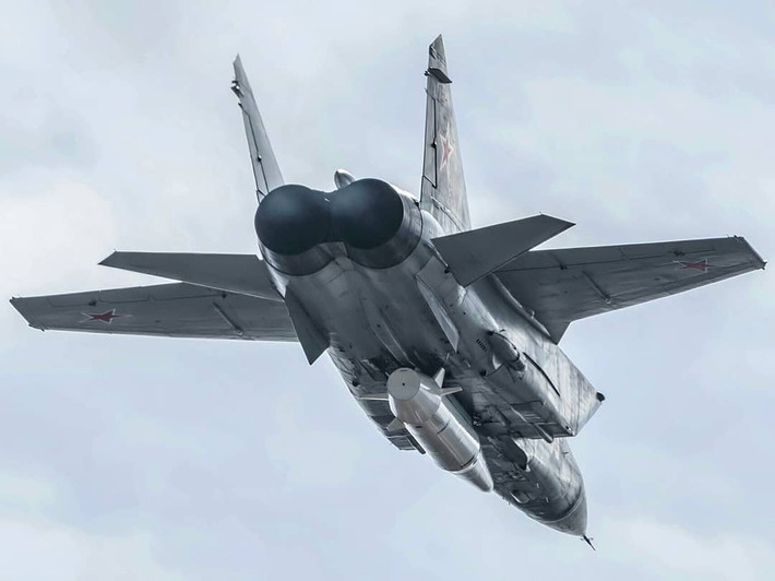Ngoài Su-57, hiện nay, Nga còn đang có sự góp mặt của tổ hợp máy bay Kinzhal với tên lửa siêu thanh đang trong trạng thái trực chiến – thử nghiệm, tên lửa siêu thanh Zircon cũng đang trong quá trình thử nghiệm cấp nhà nước, và cả tên lửa chiến lược tổ hợp bay siêu âm Avangard đang làm nhiệm vụ thực chiến.