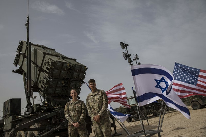 Về phía Israel - nước đồng minh với Mỹ và đối đầu Iran hiện nay, quốc gia này mới đây đã phê duyệt 1,5 tỷ USD ngân sách để mua sắm các khí tài cần thiết, sẵn sàng cho đòn công kích nhắm vào chương trình hạt nhân Iran.