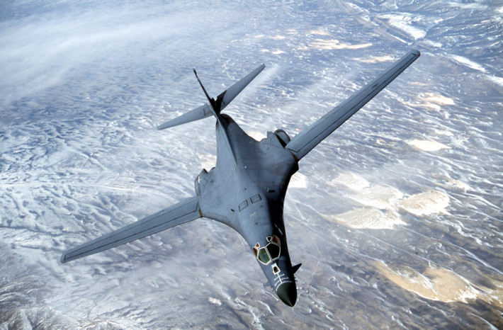 Đi cùng với các sự vượt trội đó, B-1B được trang bị hệ thống tác chiến điện tử tân tiến, các thiết bị hàng không hiện đại, cho phép oanh tạc cơ chiến lược này của Mỹ sở hữu phạm vi chiến đấu tối đa là hơn 5.500km.