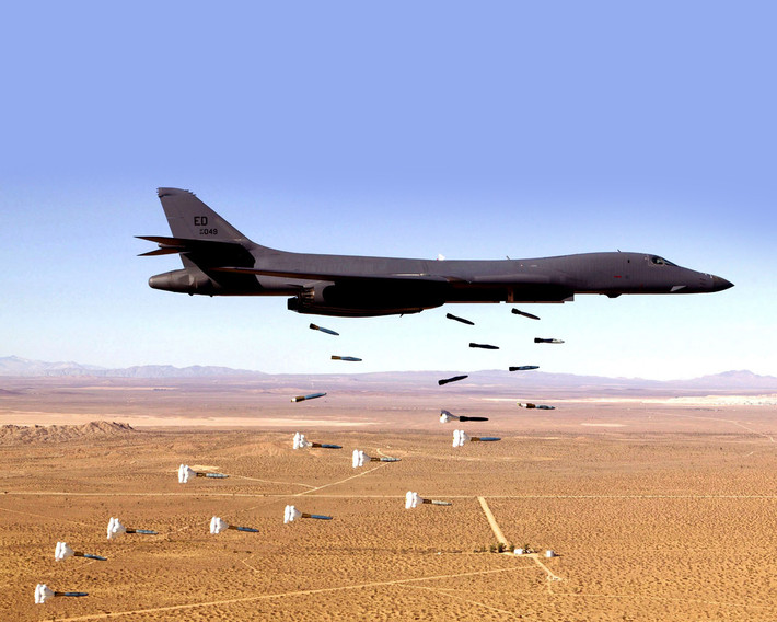 Số vũ khí khổng lồ trên B-1B được trang bị trên 6 điểm cứng bên ngoài cùng 3 quân dụng trong thân. Được phân bổ hợp lý để mang theo đa dạng các loại bom thông minh, các tên lửa đa nhiệm, thuỷ lôi, và đặc biệt là có sự xuất hiện của bom hạt nhân.