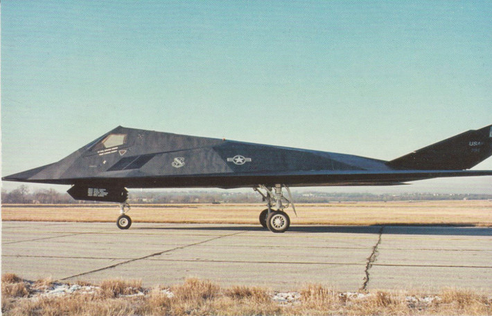 Chiếc cường kích tàng hình F-117A này được phát triển bởi tập đoàn Lockheed Martin, nhập biên vào năm 1983, nhưng hiện đã “nghỉ hưu” từ năm 2008, với 65 chiếc được sản xuất tổng thể.
