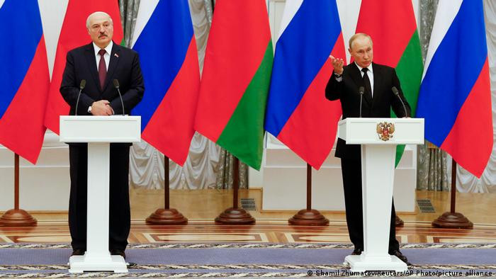 Chi tiết, Tổng thống Belarus, ông Alexander đã thông báo rằng, Belarus muốn nhận một số hệ thống tên lửa chiến thuật Iskander để triển khai tại các khu vực “nóng”, bao gồm các khu vực phía Tây và phía Nam của Cộng hoà Belarus giáp với EU, và ông đã tiến hành đề nghị với ông Vladimir Putin, người đồng cấp với mình.