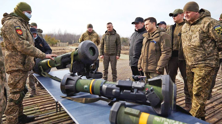 Về các tên lửa chống tăng Javelin thì không còn xa lạ, đây là một hệ thống tên lửa chống tăng vác vai nổi tiếng của Mỹ, sở hữu hệ thống dẫn hướng ảnh hồng ngoại chuẩn xác, khả năng xuyên thủng thép dày tới trên 600mm, và tầm hoạt động tối đa đạt 2.500m, một loại vũ khí đầy uy lực và cực kỳ tối ưu. Nguồn ảnh: The Drive.