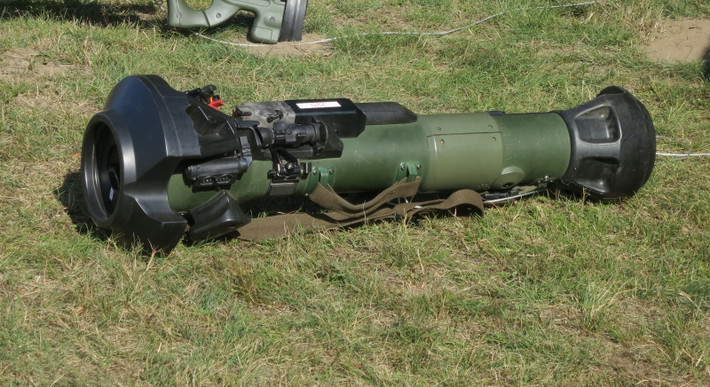 Ngoài ra, Quân đội Ukraine không chỉ mất riêng lượng lớn các tên lửa chống tăng Javelin, mà họ còn mất thêm nhiều các vũ khí chống tăng hạng nhẹ NLAW của mình sau cuộc tấn công đầy chuẩn xác của Nga, khả năng chống tăng của Quân đội Ukraine tại khu vực có thể nói là “đáng báo động”. Nguồn ảnh: Wikipedia.