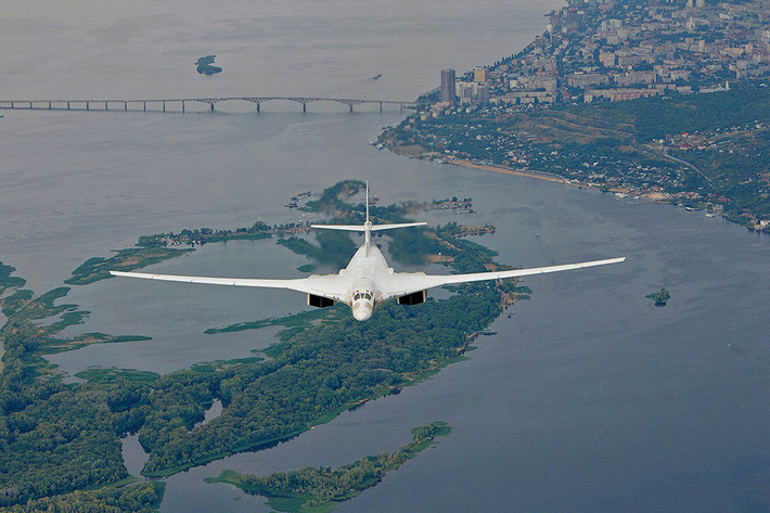 Về điểm đặc biệt của Tu-160, chúng đang hiện diện với tư cách là một máy bay quân sự mang tốc độ siêu thanh nặng nhất thế giới hiện nay, kỷ lục này của nó chưa hề bị “soán ngôi”, kể từ năm 1987 khi nó ra mắt, cho đến theo đánh giá vào năm 2020.