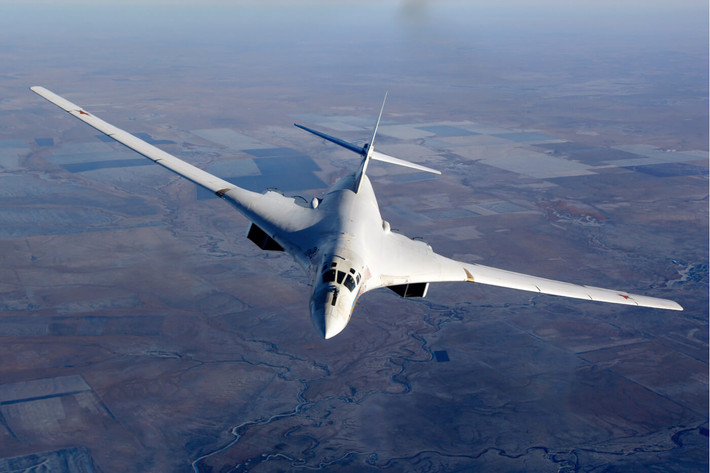 Đối với Tu-160 mà nói, “vừa nhanh, vừa mạnh” là rất hợp với nó. Song, không chỉ dừng lại ở đó, sự bền bỉ của oanh tạc cơ này cũng thật sự “đáng sợ”, nó có thể hoạt động tối đa trong hành trình dài tới hơn 12.000km, bán kính chiến đấu có thể đạt tối đa tới 7.300km, trân bay phục vụ tương đối cao, lên đến 16.000m.