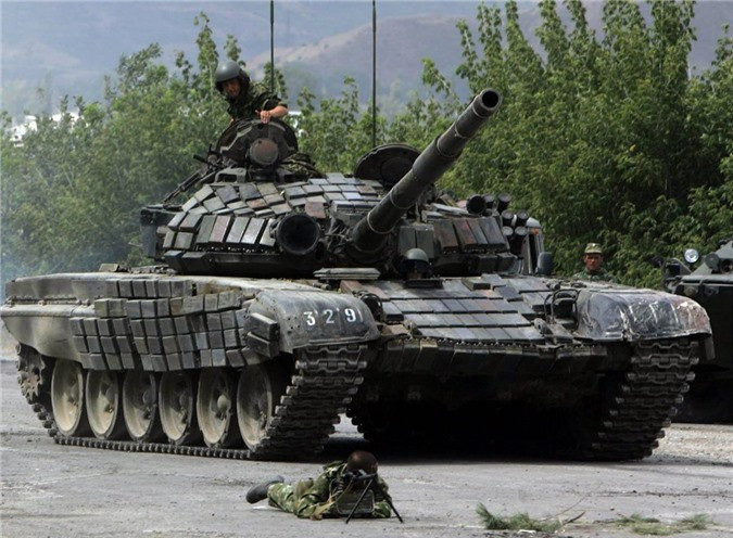 Chiếc T-72B1MS này có kíp lái gồm 3 người với lái xe ngồi trong thân xe phía trước, chỉ huy và xạ thủ nằm trong tháp pháo.