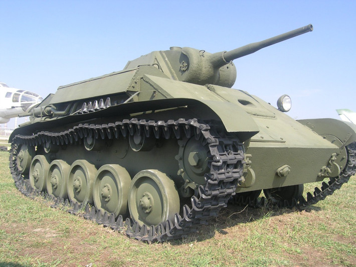 Còn về xe tăng hạng nhẹ T-70 mà Liên Xô sử dụng trong thời điểm Thế chiến thứ II, chúng sử dụng vũ khí chính là súng nòng pháo cỡ 45mm và một khẩu đại liên giống với T-34, cùng với một đội chiến xa như vậy, Liên Xô cũng có thể chiếm ưu thế rất lớn trên mặt trận.