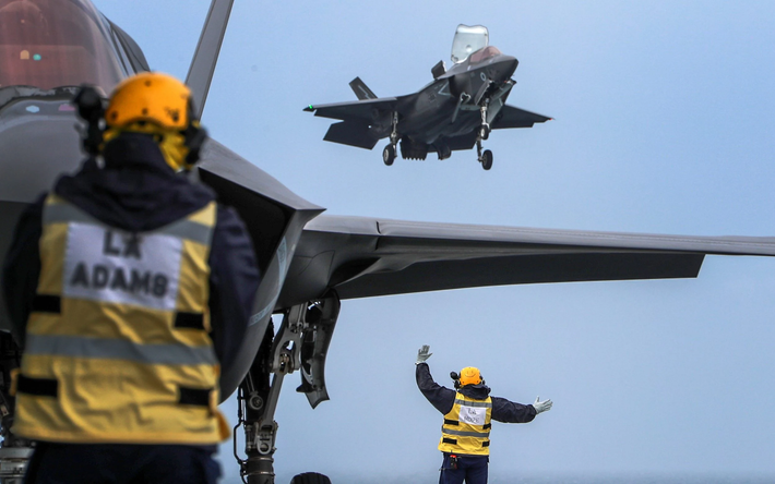 Đây cũng là lần đầu HMS Queen Elizabeth tham chiến, tiến hành các cuộc không kích nhắm vào các mục tiêu IS ở Syria và Iraq. Tuy nhiên, việc có động thái này đã đẩy các chiến đấu cơ của nó vào thế trận “mèo vờn chuột” với lực lượng của Quân đội Nga tại đây, lực lượng luôn theo dõi nó từ Địa Trung Hải.