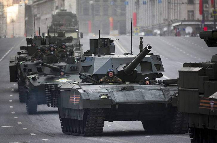 T-14 Armata đã được cải tiến hệ thống hướng dẫn và theo dõi, kính ngắm toàn cảnh góc rộng cho tầm nhìn 360 độ. Bên cạnh đó chiếc xe tăng này còn được trang bị pháo 2A82 125mm có bộ nạp tự động rất đáng tin cậy.