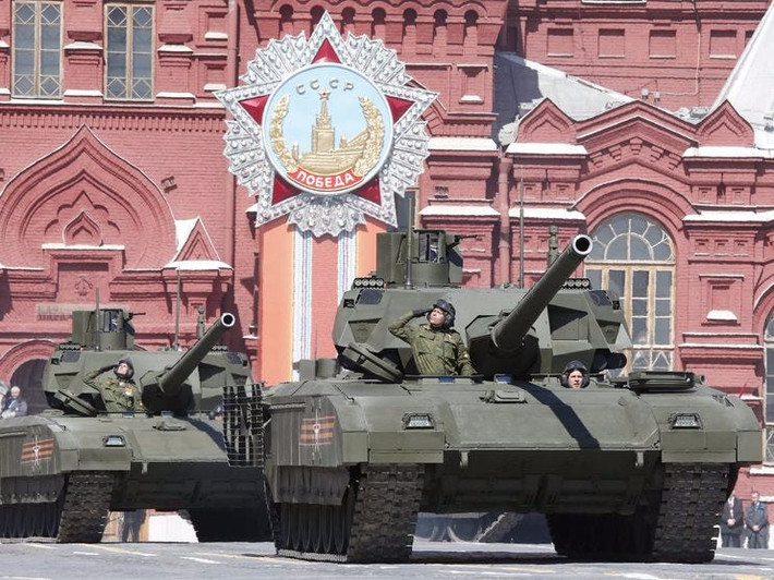 Hiểu biết về những chiếc xe tăng T-14 Armata ở thời điểm đó còn khá bí ẩn, cho tới lần đầu tiên chiếc T-14 được trình diễn là vào Lễ diễu binh Chiến thắng trên Quảng trường Đỏ năm 2015. Quân đội Nga đã tự tin thông báo rằng “ đến năm 2020, họ sẽ có 2,300 chiếc T-14 Armata trong biên chế”.