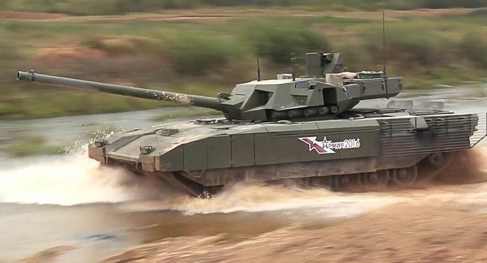 Chiếc T-14 Armata có thể di chuyển với tốc độ rất cao khi lên tới 82km/h (trên đường cao tốc) và 51km/h (trên địa hình xấu, gồ ghề). Chiếc xe tăng chủ lực này có trọng lượng là 55 tấn, và không như T-72 hay T-80 thì kíp lái của T-14 Armata sẽ được tách biệt hoàn toàn khỏi tháp pháo.