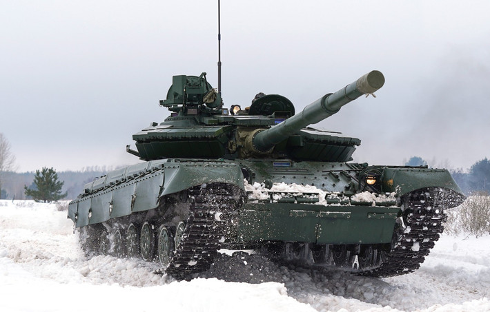 Ngoài ra, T-64BV cũng là một mẫu chiến xa bền bỉ, nó hoạt động tốt trong phạm vi 600km, đạt tốc độ tối đa lên tới 45km/h với động cơ được trang bị, đảm bảo tính cơ động trên mặt trận. Nguồn ảnh: goodfon.com.