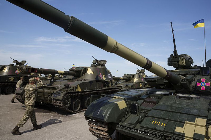 Và tính đến nay, Ukraine cũng đã mất tương đối nhiều những xe tăng T-64BV của mình, những lần trước là bị hỏng nặng, nhưng lần này thì khác, rất có thể những chiến xa T-64BV còn tốt sẽ được trang bị cho lực lượng của DPR và LPR, và họ sẽ dùng chính những xe tăng Ukraine để tấn công Ukraine, mang lại khó khăn cho Kiev lúc này. Nguồn ảnh: commons.wikimedia.org.