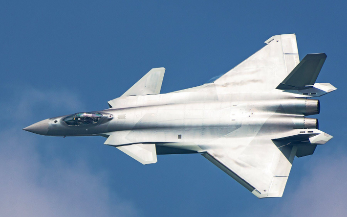 J-20 phiên bản 1 chỗ ngồi được thiết kế với kích thước tương đối lớn, chiều dài thân của nó đạt 21.2m, sải cánh rộng 13.01m và chiều cao là 4.69m.