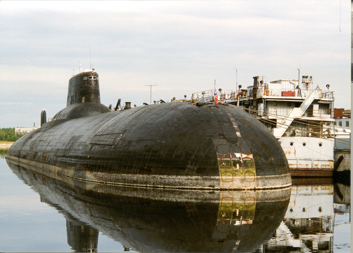 Chi tiết về uy lực của các SSBN thế hệ thứ 4 thuộc lớp tàu ngầm Borey-A của Nga, chúng được Sevmash phát triển với tải trọng choán nước là 24.000 toàn tải, nhỏ hơn nhiều so với các thế hệ SSBN cũ của Nga hay thời Liên Xô cũ, ví dụ như các tàu ngầm thuộc lớp Typhoon nổi tiếng, lên tới 48.000 tấn tải. Nguồn ảnh: commons.m.wikimedia.org.