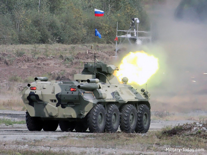 Về hoả lực của mình, các xe bọc thép chiến đấu BTR-82A được hiện đại hoá hơn “người anh” trước đây với tháp pháo tự động 2A72 cỡ nòng 30mm, đem lại hoả lực mạnh mẽ và tối ưu hơn trong tác chiến với khả năng tự động. Nguồn ảnh: Military-Today.