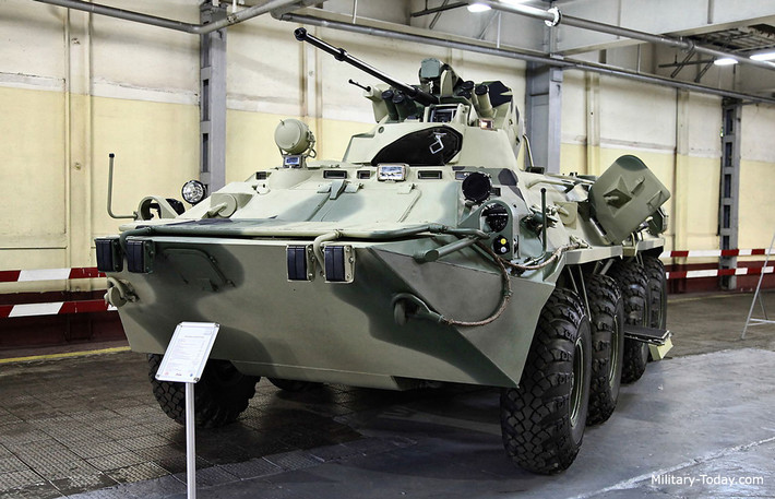 Với phiên bản BTR-82A này, Nga đã tiến hành thiết kế phủ cho chúng vật liệu sợi Kevlar tổng hợp, đem lại khả năng chống đạn tốt hơn vượt trội, cũng như chống lại tốt sự công phá tới từ các loại thiết bị nổ tự tạo hay bom, mìn, v.v. Nguồn ảnh: Military-Today.