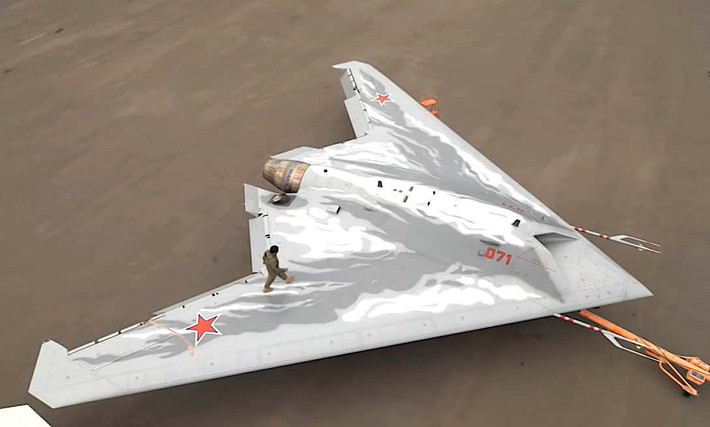 Đặc biệt còn có 4 chiếc máy bay không người lái đang được phát triển mới đây là Sukhoi S-70 Okhotnik-B được cho là một UCAV “thợ săn” siêu việt của Nga.