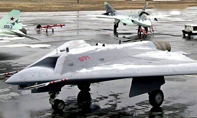 Một trong những điều về thiết kế cốt lõi của S-70 có thể thấy rõ nhất ngay lập tức từ các cảnh quay trong chương trình là UCAV này thực sự lớn đến mức nào, điều mà The War Zone đã nhấn mạnh trước đây.