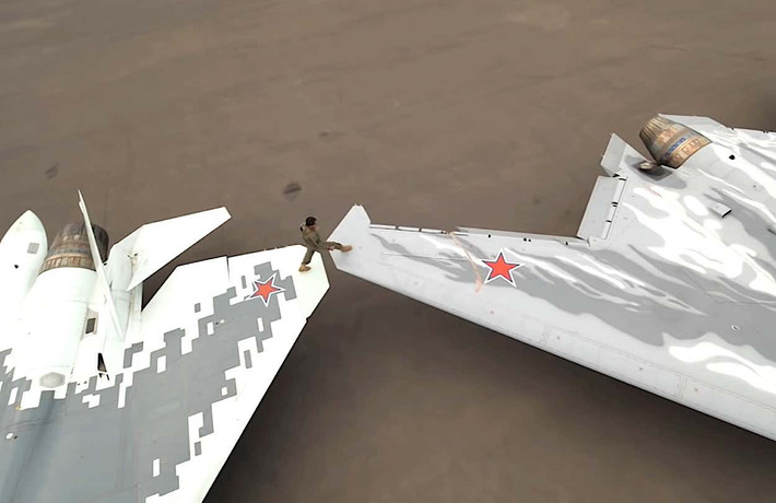 Phóng viên của TV Zvezda nói rằng Okhotnik nhỏ hơn máy bay chiến đấu tiên tiến Su-57 Felon của Sukhoi. Tuy nhiên, một đoạn clip ghi lại cảnh một người bước từ cánh của một trong những chiếc máy bay đó đó lên máy bay S-70 cho thấy sự khác biệt về kích thước, đặc biệt là về sải cánh, là rất ít.