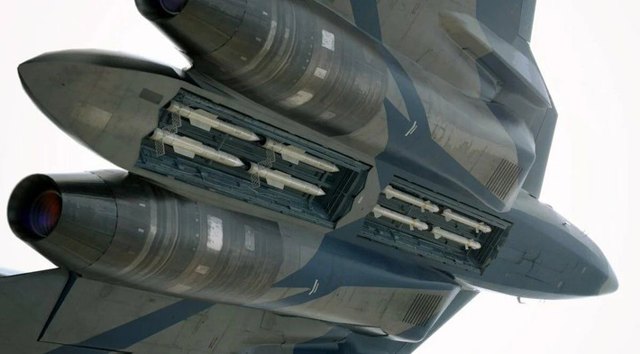 Ngoài ra, Su-57 còn được cải tiến về mặt khoang chứa vũ khí, điều mà sẽ là tiền đề cho sức mạnh của nó khi xuất hiện tại các mặt trận.