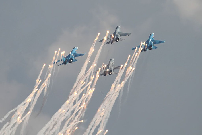 Để hỗ trợ tác chiến, cũng như phòng thủ, chiếc Su-35 còn có cho mình một khẩu pháo tự động cỡ nòng 30mm với 150 viên đạn trong thân.