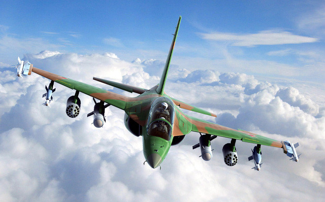 Về phạm vi, Yak-130 mang phạm vi bay đạt tối đa là trên 2.000km với đầy đủ nhiên liệu, trần bay đạt 12.500m, cùng với đó là bán kính chiến đấu trong khoảng tối đa là 555km.