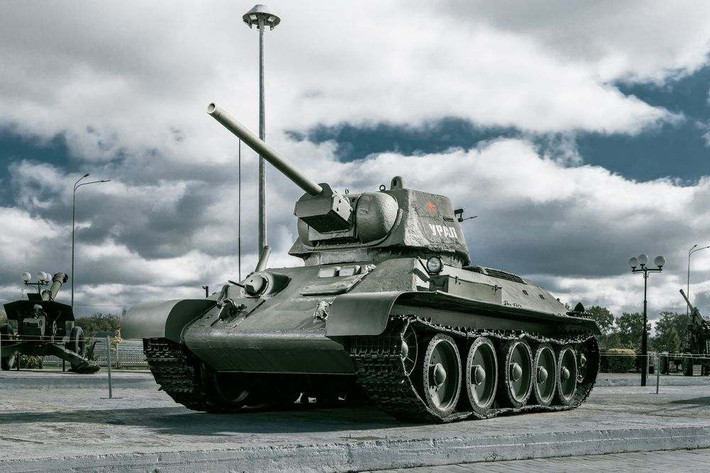 Qua đó, có thể thấy được rằng, các xe tăng T-34 chắc chắn có “vị thế” hơn hẳn so với các Sherman của Mỹ, chúng hoạt động bền bỉ, và xứng đáng được “vinh danh” kể cả trong Thế chiến thứ II hay hiện tại. Nguồn ảnh: m.123ru.net.