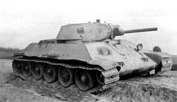 Các xe tăng T-34 này được thiết kế với khổi lượng tổng là 29,2 tấn, dài 6,68m và rộng 3m, cùng với đó là chiều cao 2,45m cùng 4-5 người trong kíp lái tuỳ phiên bản. Nguồn ảnh: waralbum.ru.