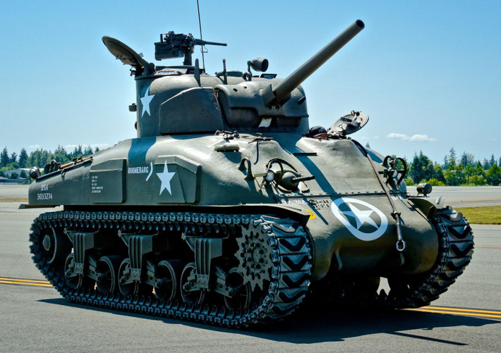 Còn về Sherman, vị chuyên gia đánh giá rằng đây là loại xe tăng thực dụng, nhưng chắc chắn, chúng không thể vượt qua các xe tăng T-34 của Liên Xô về độ phổ dụng. Và cũng khó có thể đánh giá nó là tốt nhất trong khả năng chiến đấu khi trải qua chiến trận trong Thế chiến thứ II. Nguồn ảnh: Pinterest.