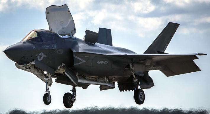Về các máy bay chiến đấu F-35 của Mỹ, đây là một loại chiến đấu cơ quá nổi tiếng hiện nay, đầy mạnh mẽ với các công nghệ tối tân và sự tối ưu trong tác chiến của mình, và đây cũng là mẫu chiến đấu cơ đắt nhất thế giới hiện nay của Mỹ. Nguồn ảnh: seaforces.org.