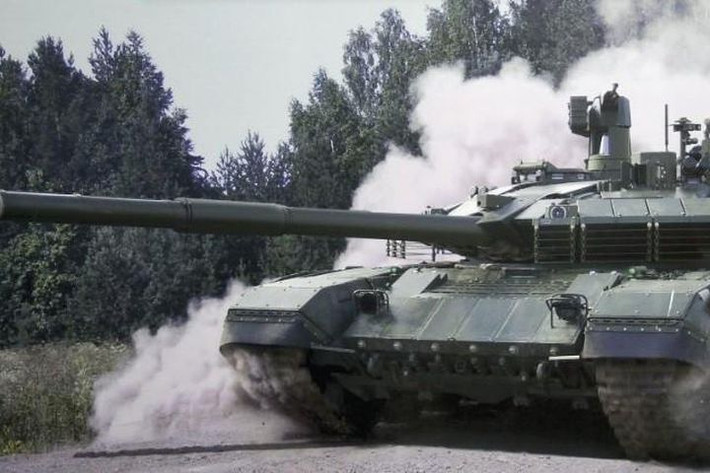 Về mẫu chiến xa T-80BV này, đây là mẫu xe tăng chiến đấu chủ lực (MBT) thế hệ thứ 3 của Nga. Hiện có khoảng 5.500 chiếc đã được sản xuất, trong số đó, riêng Quân đội Nga đã sở hữu khoảng 3.000 chiếc và còn có ý định nâng cấp chúng lên tốt hơn nữa chứ không dừng tại phiên bản này. Nguồn ảnh: QQ.