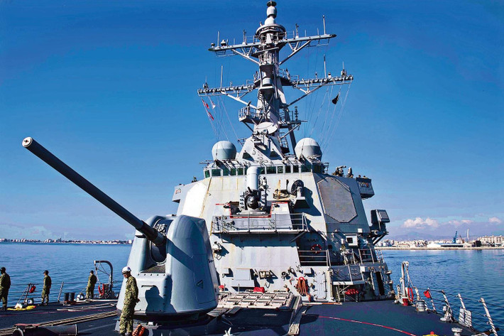 Cùng với đó, tàu khu trục USS Donald Cook còn được trang bị khẩu đại liên Mark 45 5/54, 2 khẩu súng máy cỡ nòng 25mm, và tới 4 khẩu pháo cỡ nòng 12,7mm. Và chắc chắn không thể thiếu đi sự xuất hiện của hệ thống Phalanx CIWS cùng các ống phóng ngư lôi tiêu chuẩn cho dòng ngư lôi Mk 32. Nguồn ảnh; The Times.