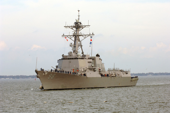Còn về chiếc khu trục hạm tên lửa USS Forrest Sherman còn lại, đây cũng là một trong những tàu thuộc lớp khu trục hạm Arleigh Burke cùng với tàu USS Donald Cook ở trên, nó là một phần của Phi đội Khu trục 28 thuộc Hải quân Mỹ. Nguồn ảnh: Wikipedia.