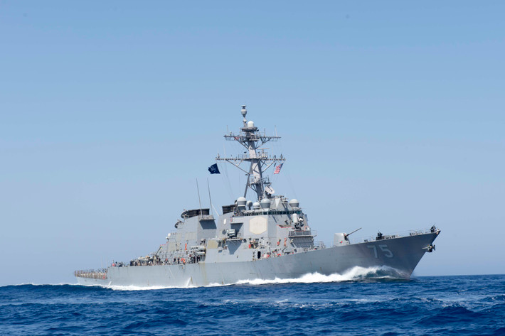 Về chi tiết, chiếc đầu tiên là khu trục hạm USS Donald Cook, đây là một chiếc khu trục hạm mang tên lửa dẫn đường thuộc lớp Arleigh Burke của Mỹ, là một chiếc tàu chiến thế hệ thứ 4 đầy mạnh mẽ của Mỹ với vũ khí chính đầy mạnh mẽ được trang bị là tên lửa Tomahawk mang khả năng hạt nhân với tầm bắn đạt tới tối đa 2.500km. Nguồn ảnh: Wikipedia.