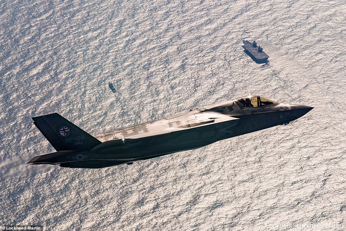 Và bởi chiếc F-35B đã rơi ở đúng khu vực biển quốc tế, hiện nay đang có một màn tranh giành xác của chiếc máy bay chiến đấu thế hệ thứ 5 của Mỹ này, và điều quan trọng nhất, không được để bí mật này rơi vào tay đối thủ, đặc biệt là Nga.