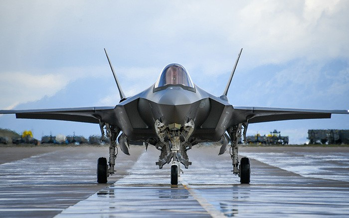 Nhưng quả thực, với những vụ việc mà không chỉ xoay quanh F-35B, còn có những vụ việc quanh cả các phiên bản khác của F-35 Lightning II, có thể cho chúng ta thấy sự “bất tương đồng” giữa giá tiền và hiệu năng của chúng. Nguồn ảnh: Pinterest.