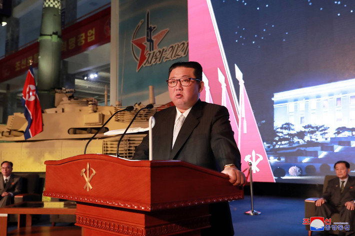 Trong bài phát biểu khai mạc triển lãm, nhà lãnh đạo của Triều Tiên, ông Kim Jong-un cũng chỉ trích nỗ lực củng cố năng lực quốc phòng của Hàn Quốc đang phá hoại cán cân quân sự trong khu vực, làm tăng nguy hiểm và bất ổn.