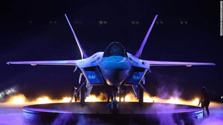 Tâm điểm của ADEX 2021 sẽ là nguyên mẫu tiêm kích tàng hình KF-21 và nhiều vũ khí dẫn đường. Hàn Quốc cũng đang tìm kiếm các nhà cung cấp công nghệ máy bay tiếp dầu.
