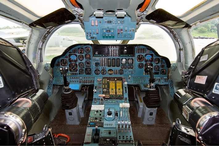 Sức mạnh của Tu-160M còn tới từ hệ thống điện tử hàng không hiện đại của mình, ví dụ có tổ hợp phòng thủ điện tử tối ưu, hay hệ thống tính toán dẫn đường và chỉ đường trên nền tảng SVP-24, cho phép những quả bom không dẫn đường trên Tu-160M cũng mang độ chính xác cao. Nguồn ảnh: wblog.wiki.