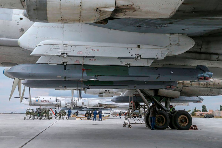 Ngoài hệ thống bom các loại ra, Tu-160M vẫn được trang bị hệ thống vũ khí hạng năng giống với các phiên bản trước, bao gồm tên lửa hành trình (SLBM) Kh-101 và Kh-102. Nguồn ảnh: airforcemag.com.