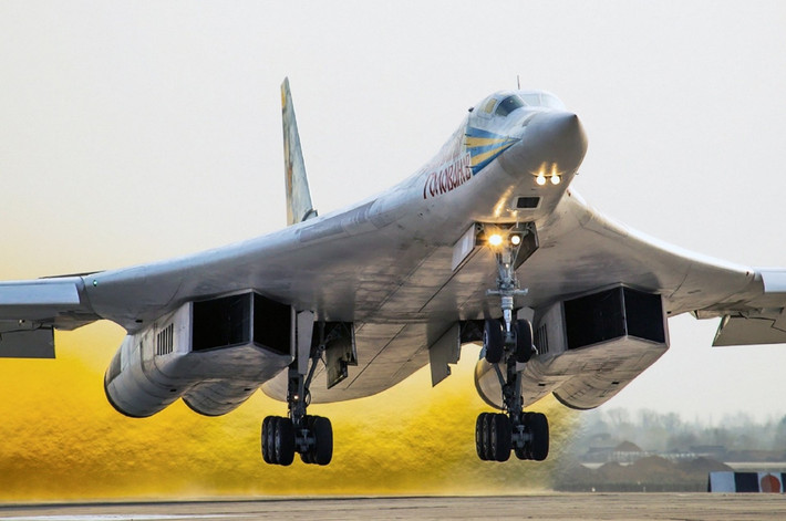 Với tải trọng lớn như vậy, Tu-160M thậm chí có thể bố trí trang bị tới 12 tên lửa hành trình đầy mạnh mẽ mới các bệ phóng quay vòng, hay thậm chí là cả các tên lửa hạt nhân, một sức mạnh mang tính “răn đe” cực kỳ lớn, tạo áp lực trực tiếp đến các đối địch của mình, ví dụ như các nước phương Tây NATO. Nguồn ảnh: wall.alphacoders.com.