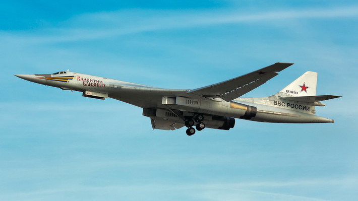Với vẻ ngoài được hiện đại hoá, máy bay ném bom Tu-160M mang một ngoại quan được đánh giá là có chút khác biệt so với các mẫu oanh tạc cơ từ thời Liên Xô cũ chế tạo, ví dụ điển hình là ở động cơ, Tu-160M đã được trang bị bộ động cơ NK-32-02 tân tiến, thay vì bộ động cơ NK-32 “cổ lổ sĩ” sáng chế năm 1983. Nguồn ảnh: Russia Beyond.