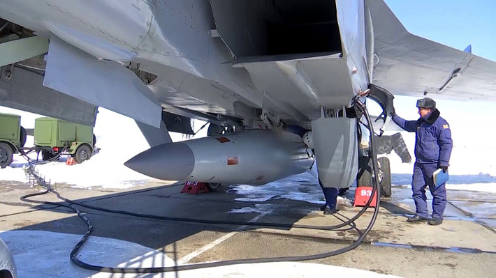 Tuy nhiên, có một điểm khác biệt trong vũ trang của Tu-160M so với thế hệ cũ, theo một số nguồn tin, thậm chí Tu-160M sẽ được trang bị cả các tên lửa chống hạm tầm xa, và cả tên lửa siêu thanh Kinzhal đầy mạnh mẽ. Nguồn ảnh: asiatimes.com.