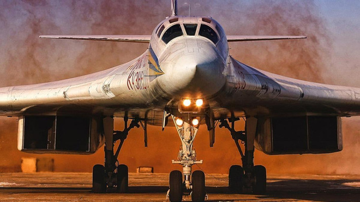 Nga đang lên kế hoạch cho chuyến bay đầu tiên của oanh tạc cơ chiến lược Tu-160M, đây là một chiếc phi cơ mang tên lửa đạn đạo chiến lược đầy mạnh mẽ được Nga phát triển, chế tạo toàn bộ từ con số 0, đồng thời đang nắm giữ danh hiệu máy bay ném bom “khủng” nhất thế giới hiện nay. Nguồn ảnh: m.star.com.tr.